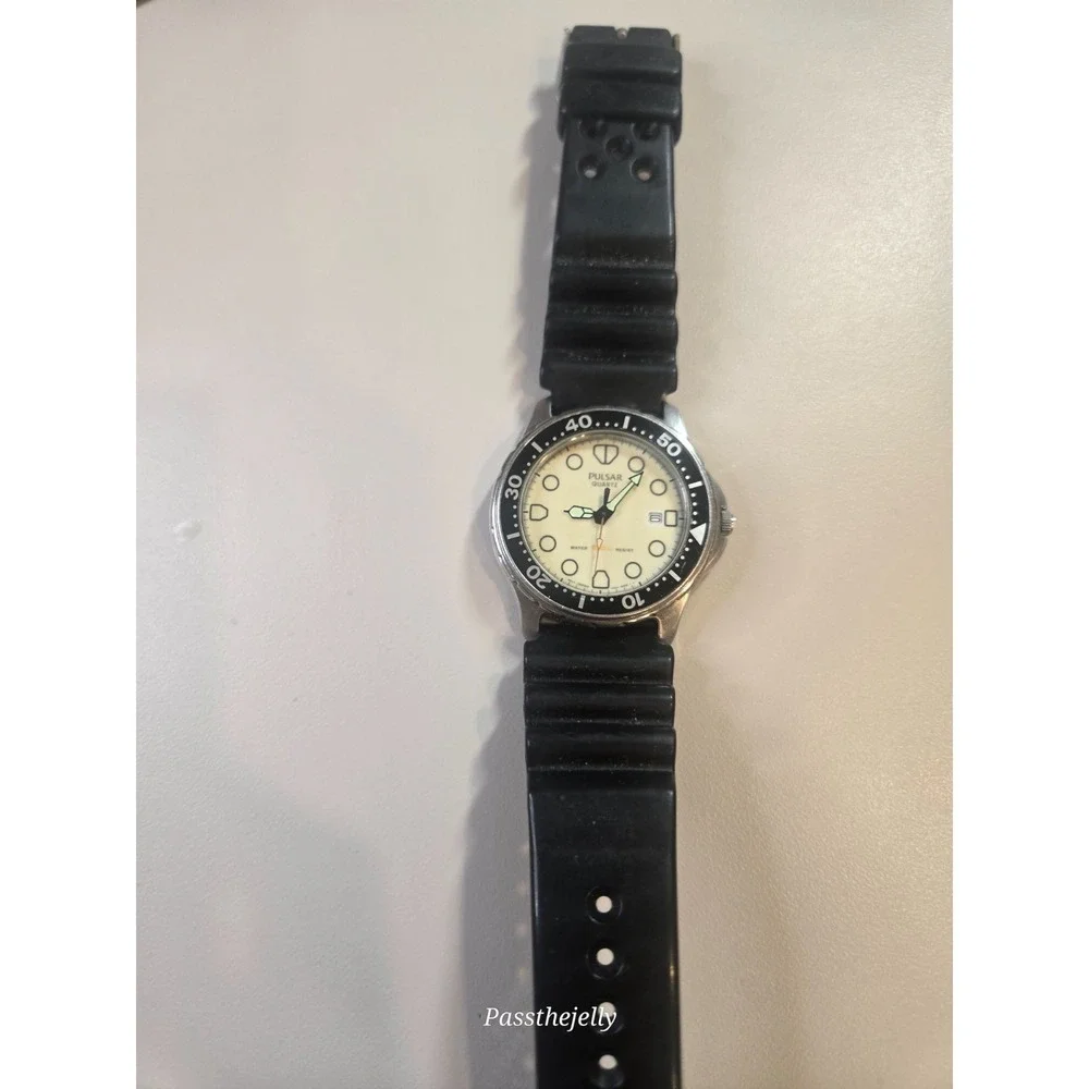 Pulsar Diver Watch Mens 200M White Dial Date Black Bezel Quartz Rubber Strap Vin